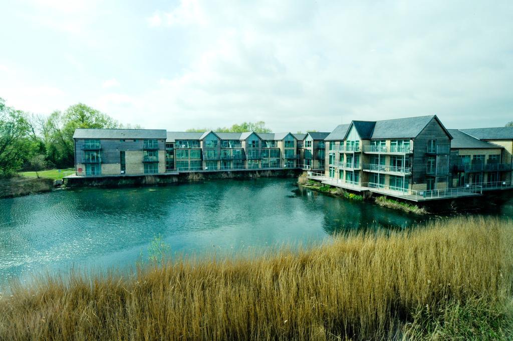 De Vere Cotswold Water Park Apartments サイレンセスター エクステリア 写真